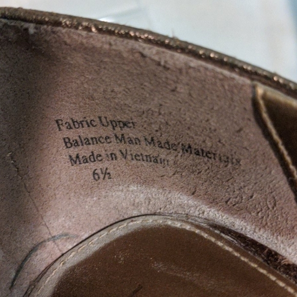 Kelly & Katie gold pumps - Picture 6 of 8